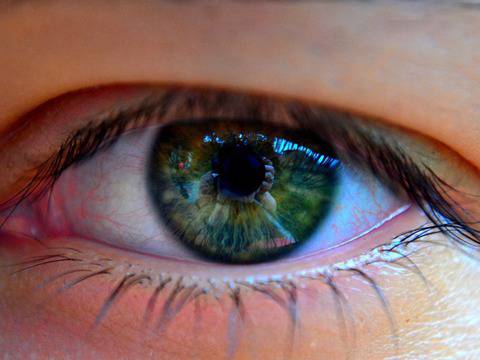 Каква е причината да ви „играе окото“?