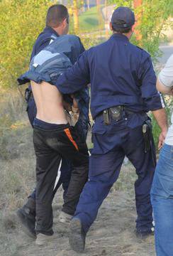 Пияни шофьори без книжка атакуват полицаи с брадви, бутилки и дъски