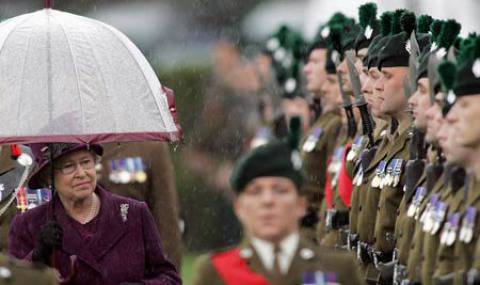 Британската кралица няма пари за ремонт на дворците