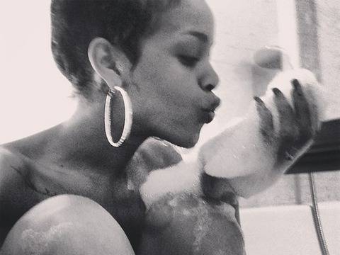 Голата Риана се къпе във вана