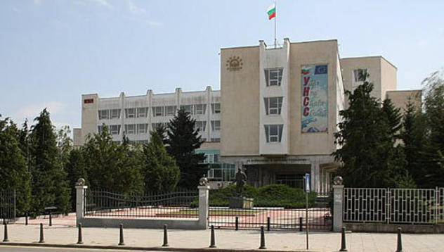 Сградата на УНСС потъва