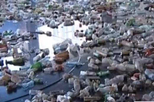 Мила родна картинка: Басейнът на 30-то училище в София пълен с боклуци