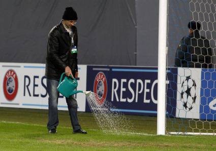 Поливат с лейка стадион преди мач от ШЛ