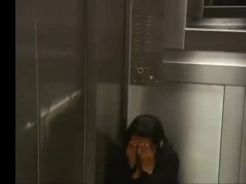 Изнасилиха и ограбиха млада жена в асансьор