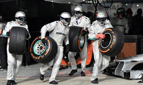 Mercedes с рекорд за смяна на гуми