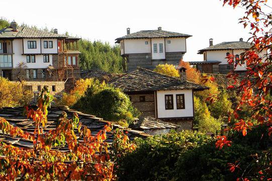 Есенна разходка в приказното село Лещен