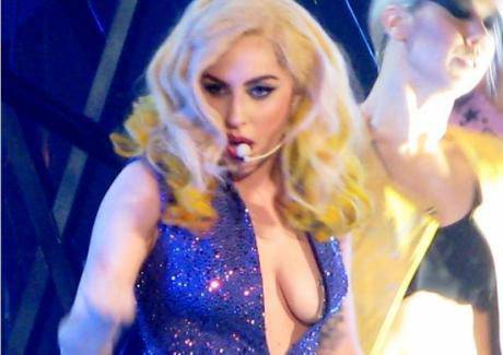 Лейди Гага изуми публиката в Лондон, след като се съблече гола /видео/