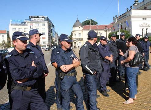 Лазаров: МВР няма работа в университетите