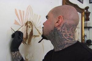 Художник рисува със собствената си кръв (видео)