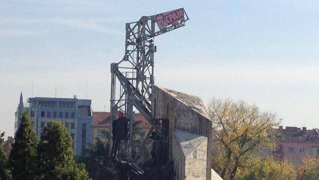 „Срам“ до лика на Пламен Орешарски „украсиха“ паметника пред НДК