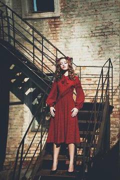 Визии, подходящи за Хелоуин: Момичето с червената рокля