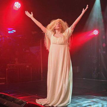 Лейди Гага се съблече гола на концерт (+18) видяна 11067 коментари 15