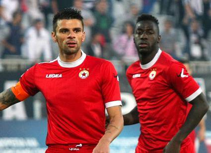 Вальо Илиев раздава автографи преди мача с Берое