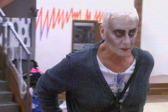 Стенли с вампирски грим за Хелоуин