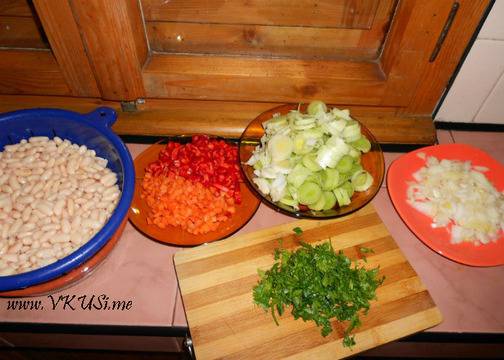 Сушени чушки с боб и праз лук