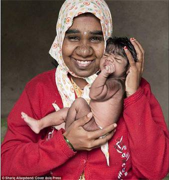 Семейство върколаци се сдоби с космато бебе в Индия