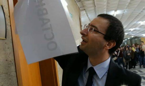 Ето как братът на Петър Чобанов къса плакатите на студентите