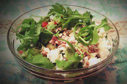 Свежа салата с авокадо и рукола