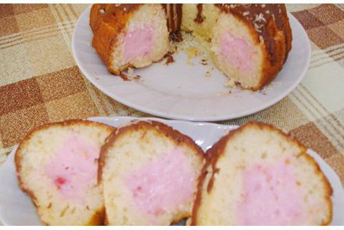 Кекс с пълнеж от ягодов крем