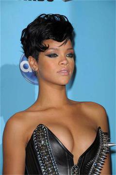 Риана се нареди след Бийтълс и Елвис