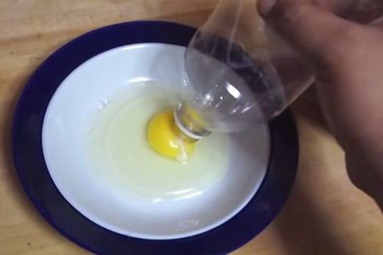 Как да отделим жълтък с пластмасова бутилка