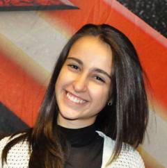 Ана-Мария пее, докато решава задачи