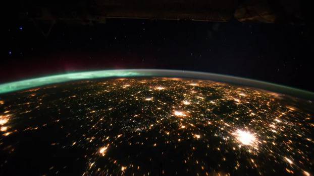 Сама в нощта: Изумителната красота на Земята (видео)