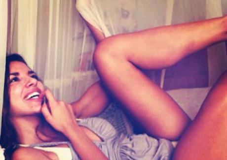 Лепа сръбска дипломатка показва прелестите си в интернет