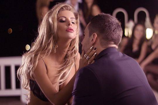 Андреа окраде Пенелопе Крус. Имитира Ирина Шейк