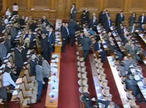 БСП и ДПС гласуват бюджета за 2014 -та