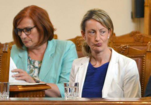 Дъщерята на бившия шеф на КЗП в аферата с ветропарковете