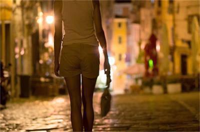 Разголени снимки на български момичета заляха фейсбук