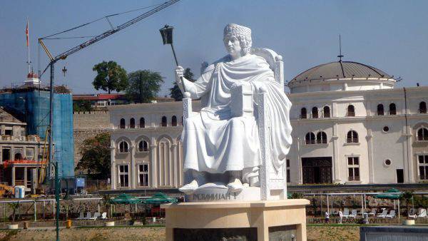 Скопие тъне в исторически кич