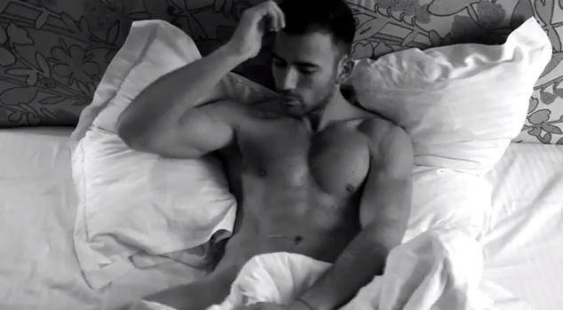 Мускулест танцьор се снима чисто гол