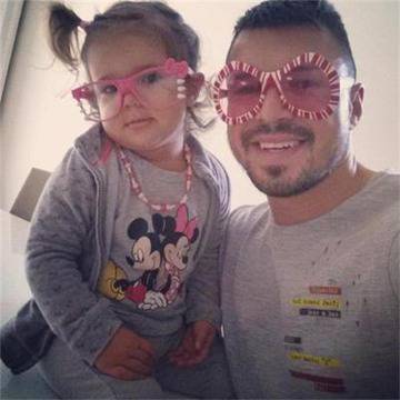 Дъщерята на Валери Божинов с хипстърски очила