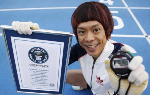 Човекът-маймуна постави рекорд на 100 метра бягане с ръце и крака (ВИДЕО)