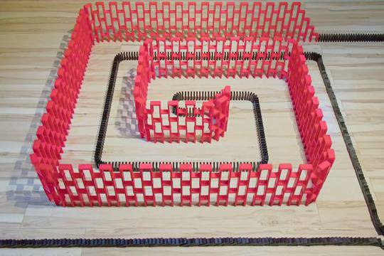 20 000 плочки домино падат за три минути