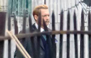 Джони Деп се разхожда из Лондон рус и с мустак