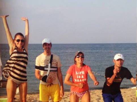 Плевнелиева заголи пъп и показа крака