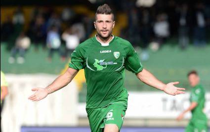 Гълъбинов с асистенция, Авелино се качи на върха