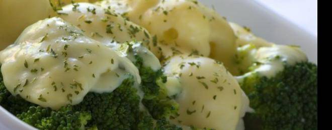 Крехки броколи в нежно сирене Рокфор
