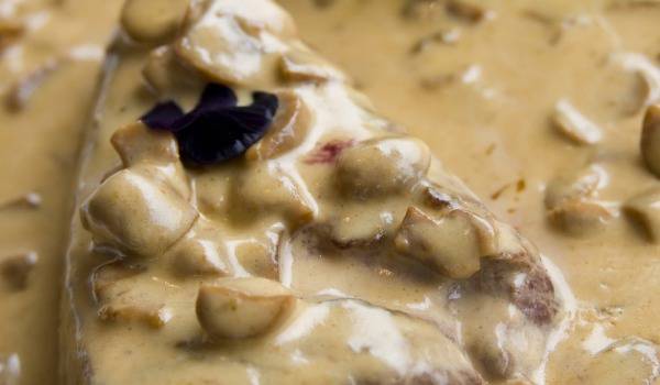 Свински пържоли с гъби и сметана