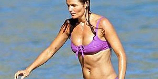 44-годишната Хелена засенчи русалките на плажа (СНИМКИ)
