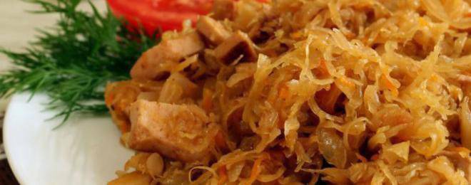 Кисело зеле със свински ребърца