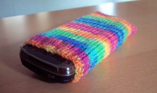 Плетени калъфи за телефон от български баби хит по света