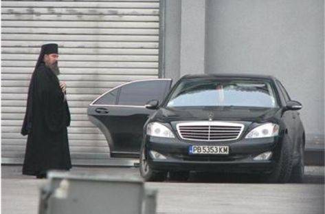 Свещеник: Игуменът на Бачковския тъне в лукс, само WC липсва в колата му