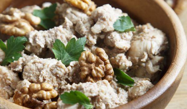 Разядка с орехи и чесън