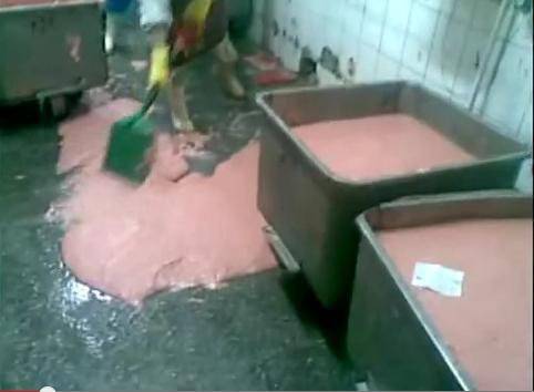 Скандално видео на производство на колбаси заля интернет