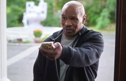 Майк Тайсън върна на Холифийлд отхапаното ухо… в реклама (видео)