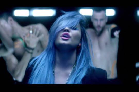 Деми Ловато свети в тъмното